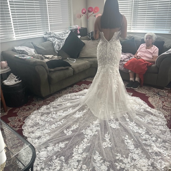 Elegant Lace Wedding Gown - Picture 3 of 4